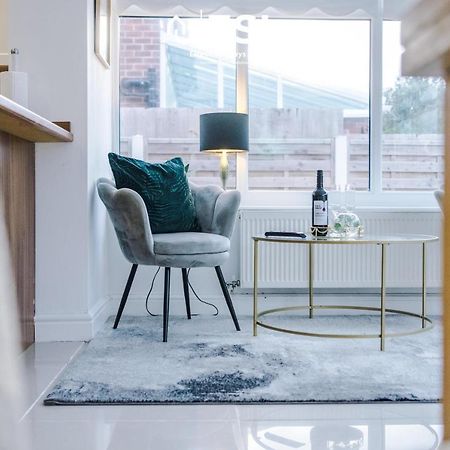 Open Plan - 3 Bedroom House - Garden And Outdoor Seating - Driveway Parking - Short Drive To City Centre Saughall エクステリア 写真