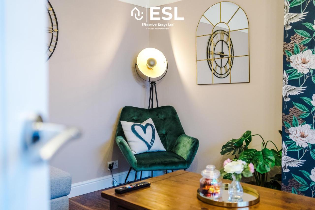 Open Plan - 3 Bedroom House - Garden And Outdoor Seating - Driveway Parking - Short Drive To City Centre Saughall エクステリア 写真