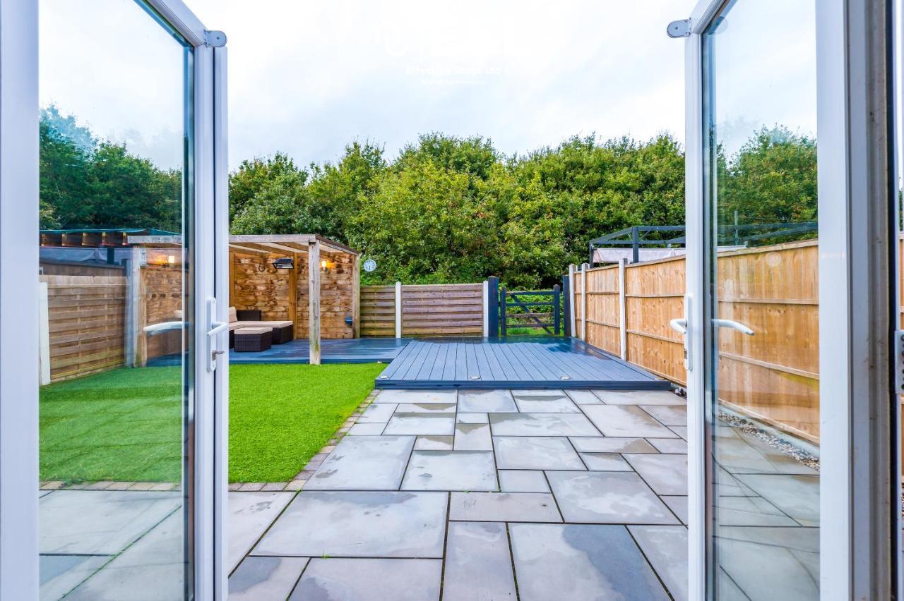 Open Plan - 3 Bedroom House - Garden And Outdoor Seating - Driveway Parking - Short Drive To City Centre Saughall エクステリア 写真