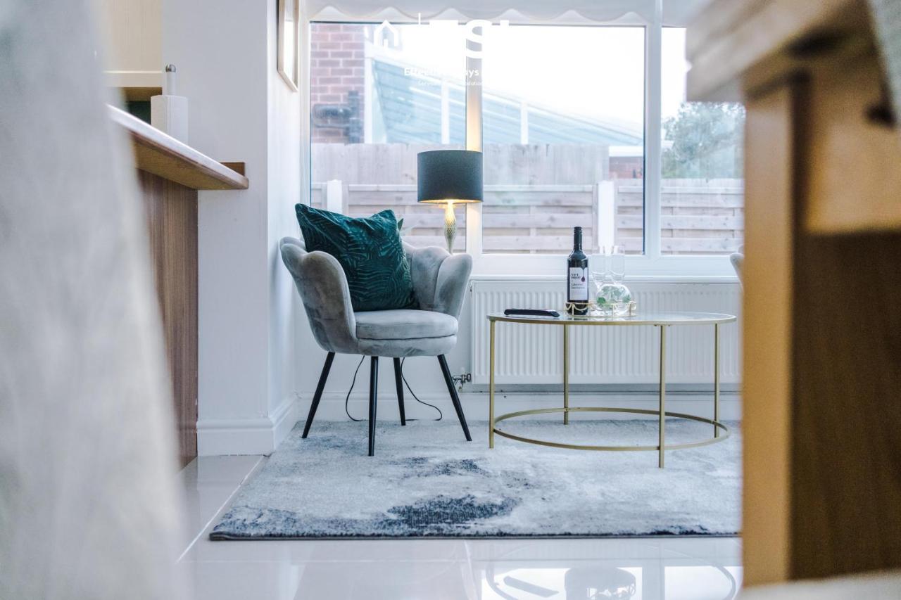 Open Plan - 3 Bedroom House - Garden And Outdoor Seating - Driveway Parking - Short Drive To City Centre Saughall エクステリア 写真